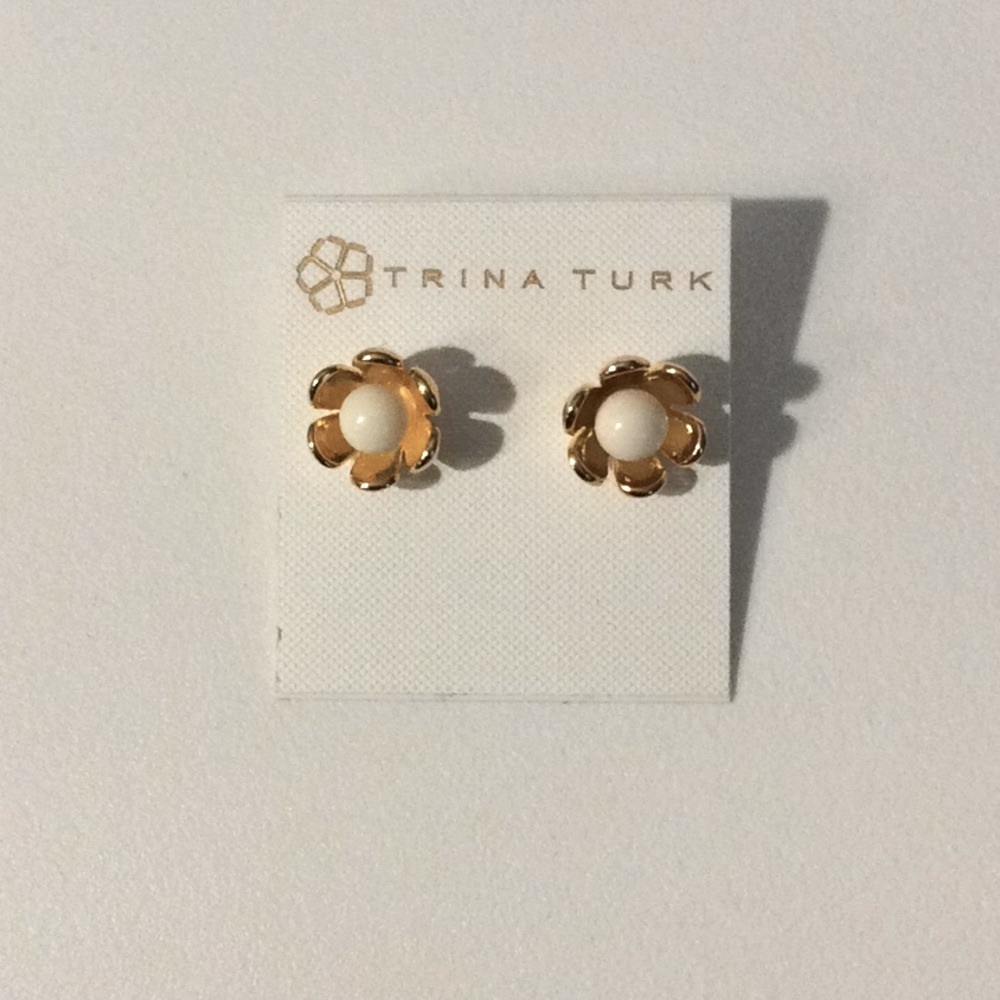 TRINA TURK GOLD SCOOP DAISY EARRINGS